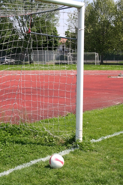 palla nella porta di calcio