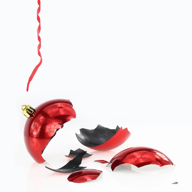 Palla rossa di Natale rotta