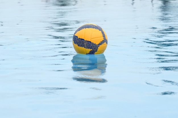 Pallavolo perso in waterpool palla che nuota in piscina dal sole