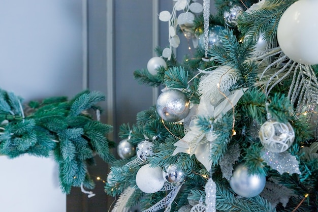 Palle bianche argento sull'albero di Natale nel gelo artificiale Attributo di Capodanno e Natale per biglietti di auguri o congratulazioni Sfondo atmosfera da favola idea decorare casa per le vacanze