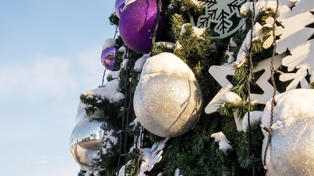 Palle colorate su un albero di Natale di strada