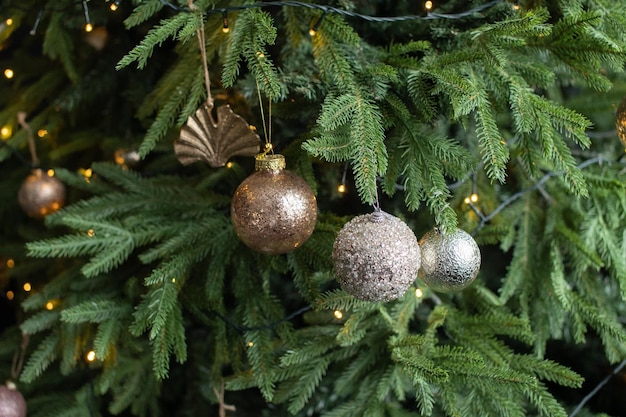Palle d'oro di Natale appese all'albero di Natale