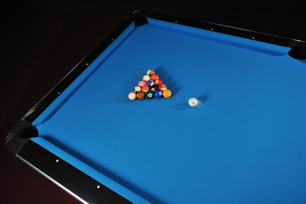 palle da biliardo sport gioco sul tavolo blu sul club di biliardo pronto a giocare