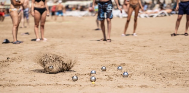 Palle da bocce nella sabbia in riva al mare durante una partita in spiaggia