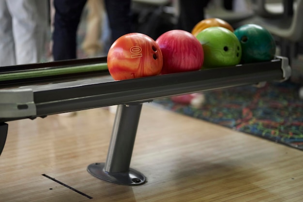 Palle da bowling in stand Palle da bowling colorate al bowling concetto di relax e sport