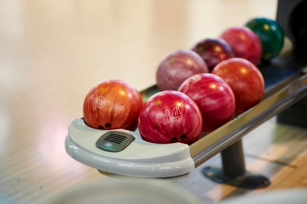 Palle da bowling in stand Palle da bowling colorate al bowling concetto di relax e sport