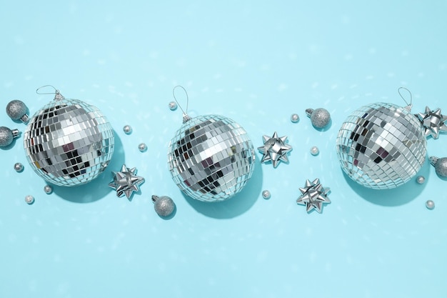 Palle da discoteca con decorazioni su uno sfondo chiaro