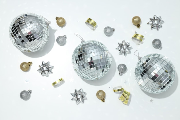 Palle da discoteca con decorazioni su uno sfondo chiaro