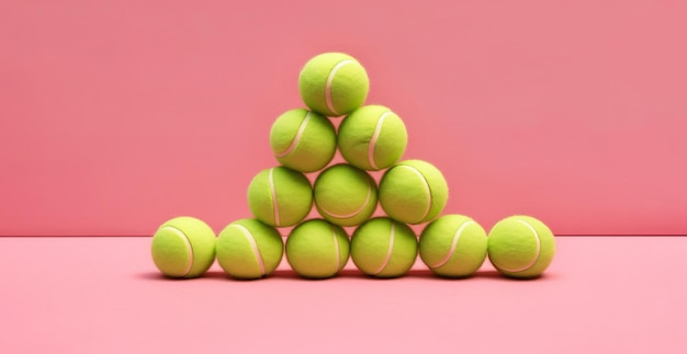 Palle Da Tennis Verdi Impilate Sulla Corte Rosa