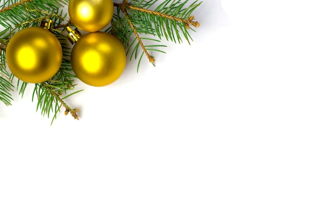 Palle decorative dell'oro sul ramo dell'albero di Natale