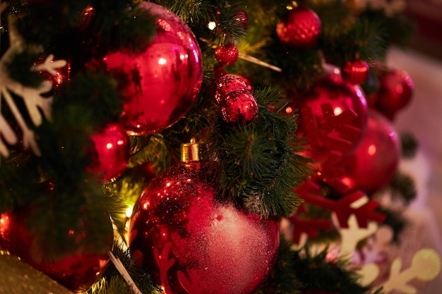 palle decorative rosse decorazione festiva sull'albero di Natale decorazione del nuovo anno 2023 2024