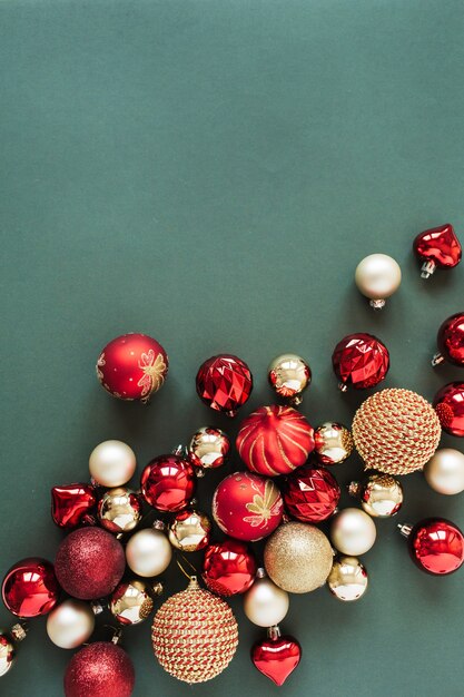 Palle di bagattelle di Natale rosse e oro su verde