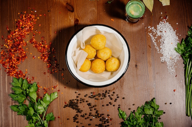 Palle di crocchette di patate con salsa su un piatto.