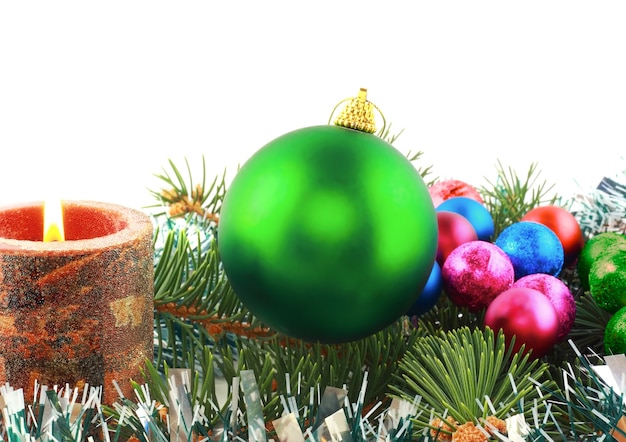 Palle di decorazione di Natale e Capodanno, orpelli, candele. Isolato sullo sfondo bianco