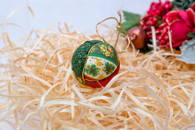 Palle di decorazione di Natale su uno sfondo di paglia a Rio de Janeiro.