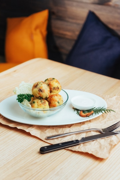 Palle di falafel di ceci con tavolo in legno di verdure.