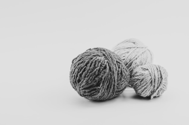 Palle di lana su sfondo bianco