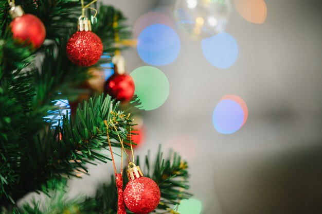 Palle di luci decorative e pino Natale e sfondo per le vacanze di capodanno