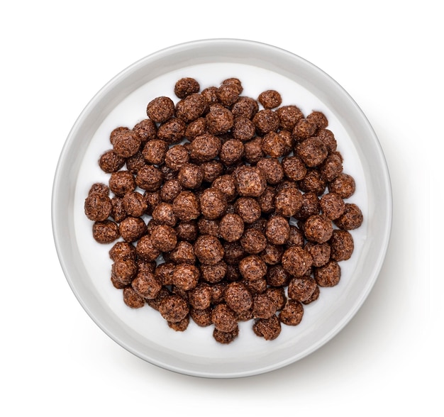 Palle di mais al cioccolato con latte isolato su sfondo bianco vista dall'alto