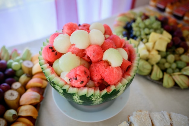 Palle di melone e anguria messe in una copertura di anguria verde