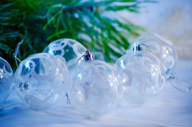 Palle di Natale bianche sul primo piano dell'albero di Natale