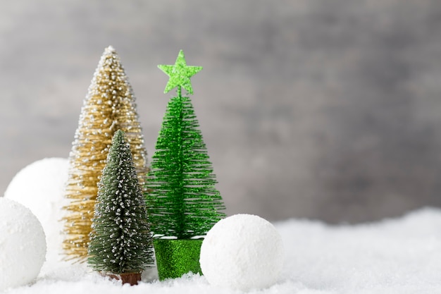 Palle di Natale, biglietto di auguri e abete sulla neve