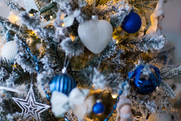 palle di natale blu sull'albero