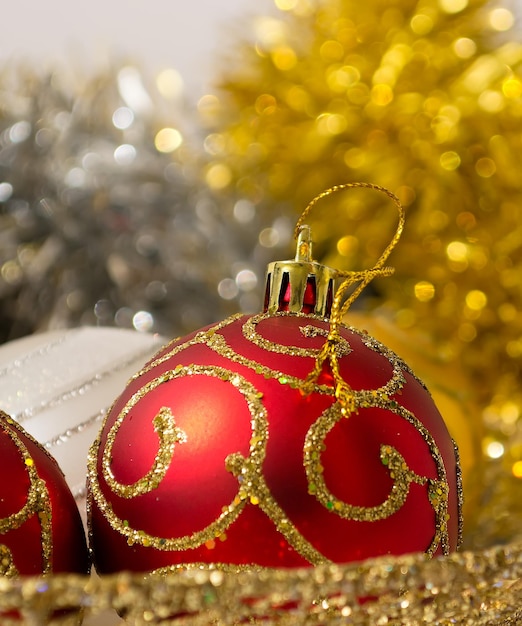 Palle di Natale e decorazioni in un vassoio di metallo dorato