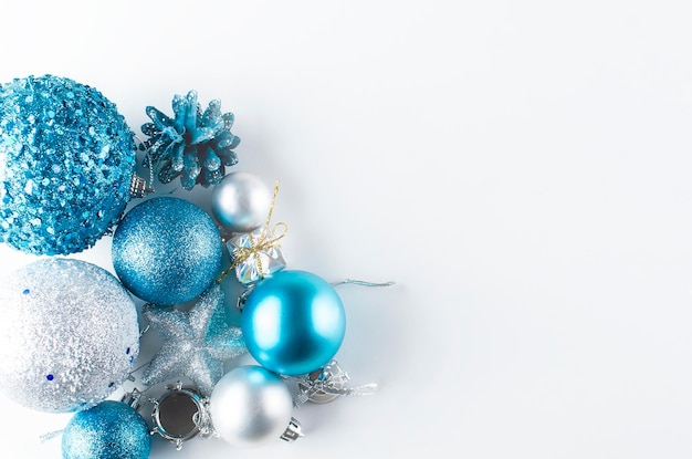 Palle di Natale e giocattoli in colore blu
