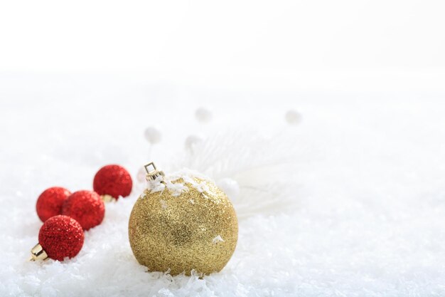 Palle di Natale e neve su sfondo bianco