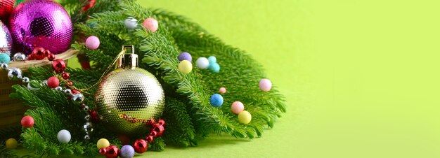 Palle di Natale e ornamenti con un ramo di albero di Natale