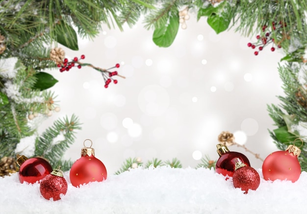 Palle di Natale in fiocchi di neve su sfondo festivo