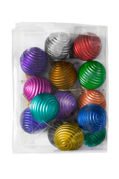 Palle di Natale in plastica colorate in scatola di plastica su sfondo bianco