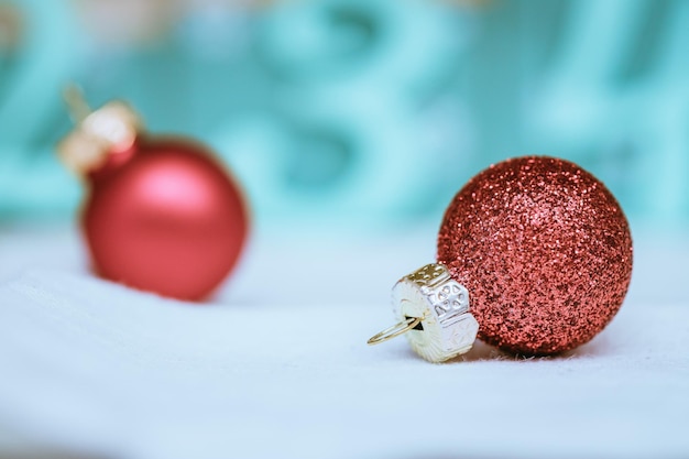 Palle di Natale rosse con decorazione su sfondo lucido