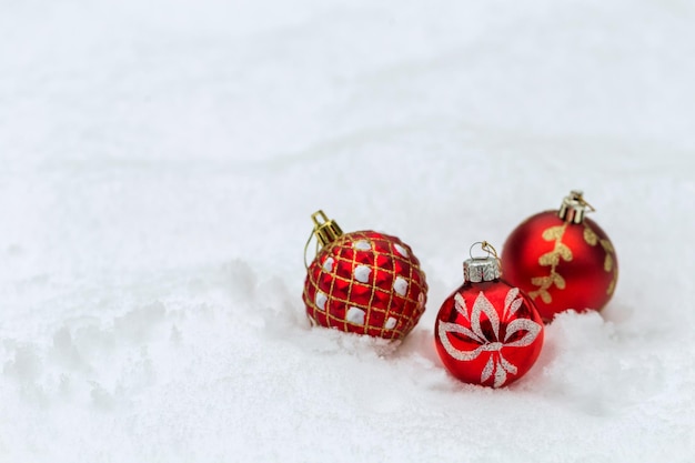 Palle di Natale rosse su sfondo di neve, banner di Natale