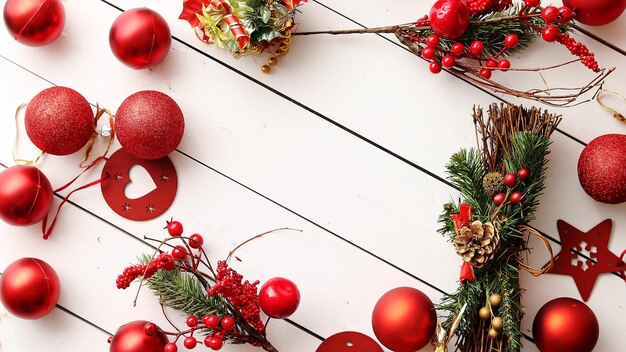 Palle di Natale rosso raccolta e ornamenti decorativi su fondo di legno bianco