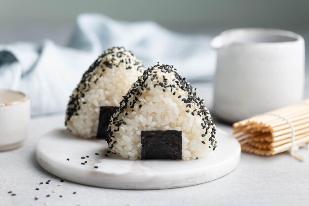 Palle di riso onigiri piatto tradizionale giapponese focus selettivo