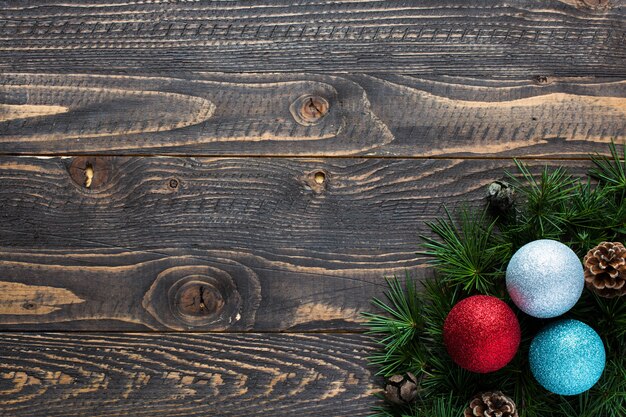 Palle e decorazione di natale su fondo di legno