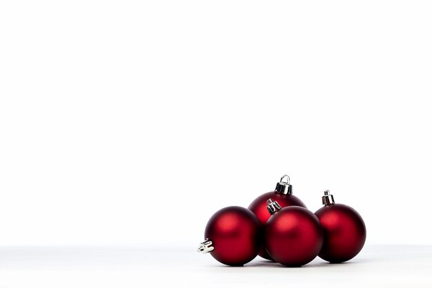 Palle rosse di natale isolate