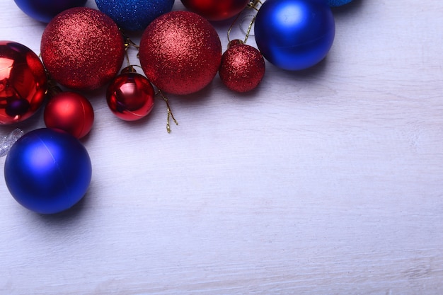 Palle rosse e blu di natale su un fondo di legno