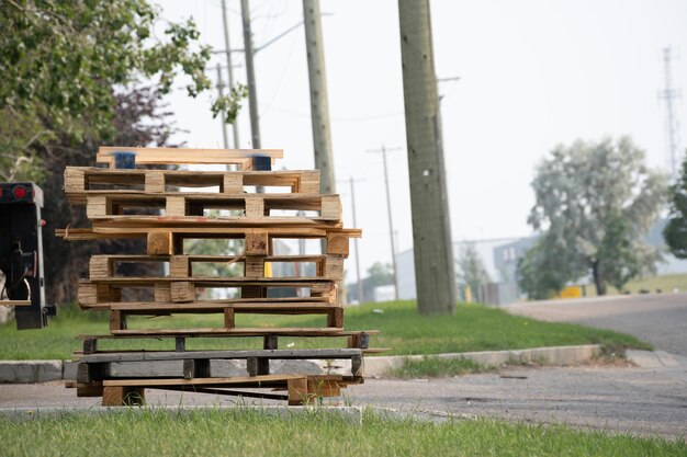 Pallet di legno di scarto usati conservati per il riciclaggio