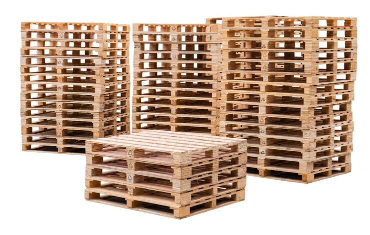 Pallet di legno impilati isolati su sfondo bianco Magazzino di forniture per scaffali per pallet