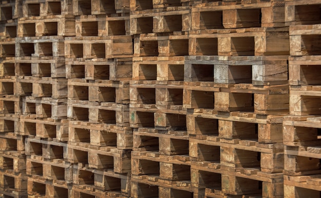 Pallet di legno vuoti nel magazzino