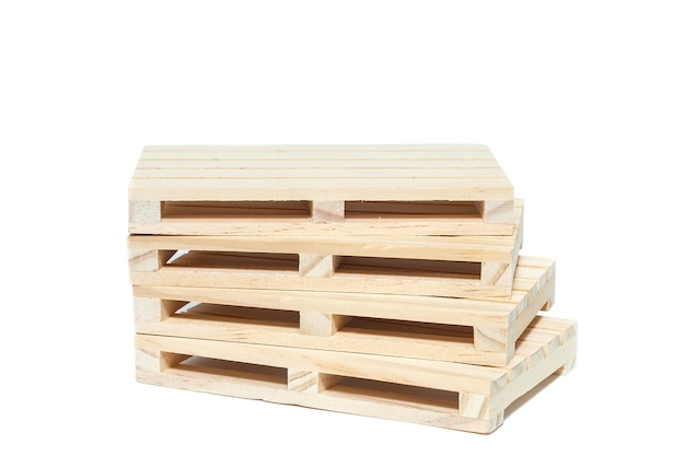 Pallet di legno vuoto isolato.