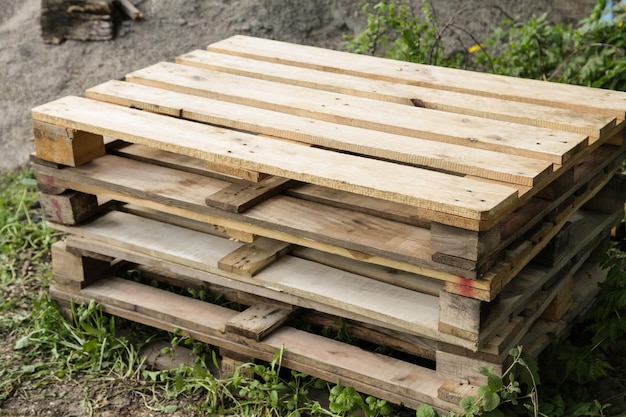 Pallet di spedizione in legno all'aperto Pile di pallet da carico di tipo euro