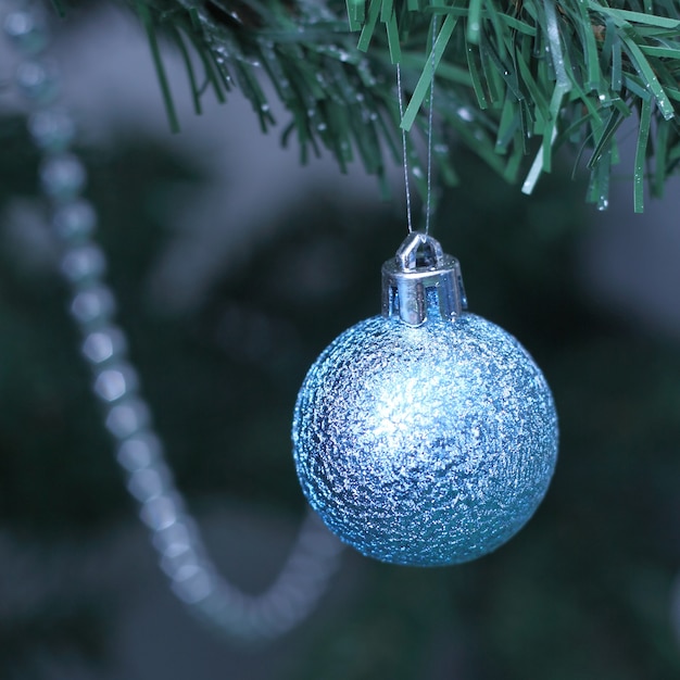 Pallina blu appesa all'albero di Natale