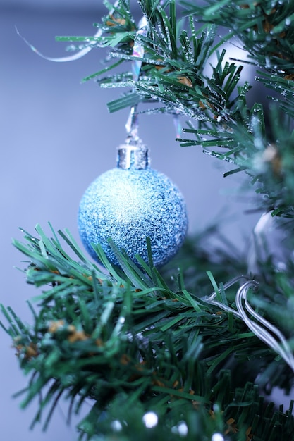 Pallina blu appesa all'albero di Natale