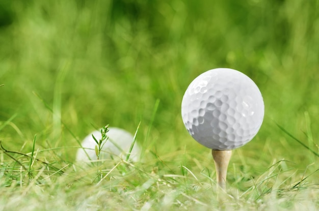 Pallina da golf bianca incastonata su un tee di bambù