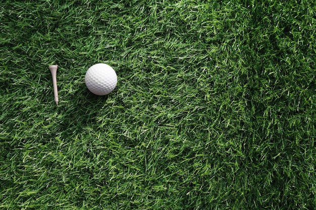 Pallina da golf primo piano sull'erba verde su uno splendido paesaggio sfocato di sfondo di golf Concetto di sport internazionale che si basa su abilità di precisione per il relax della salutex9