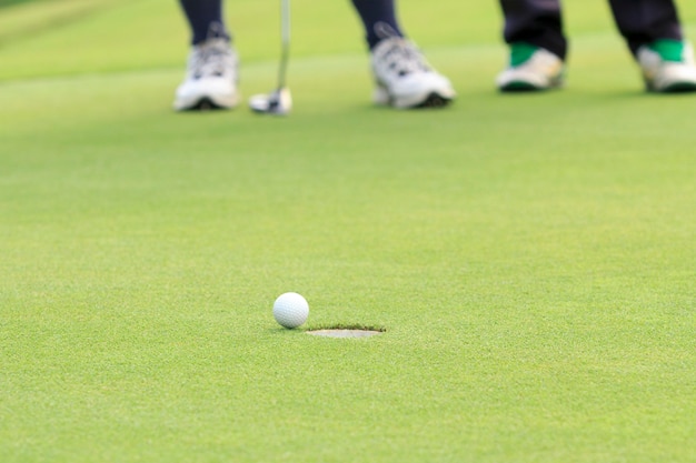 Pallina da golf sul bordo della buca